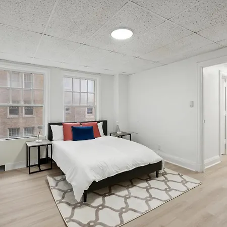 East 419I Modern Suite I Pool I Gym